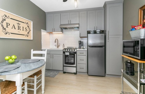 Fredericksburg Ski Chalet | Artist Chalet | 1/1 Cottage | King Bed | Full Kitchen