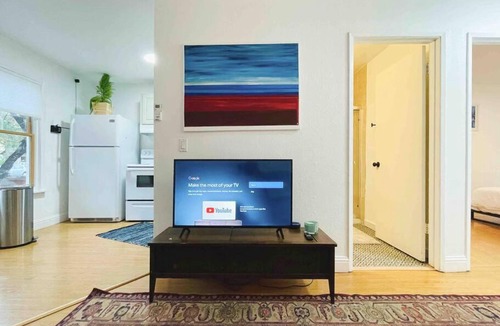 North Oak Park House | Artist's retreat near the heart of the city