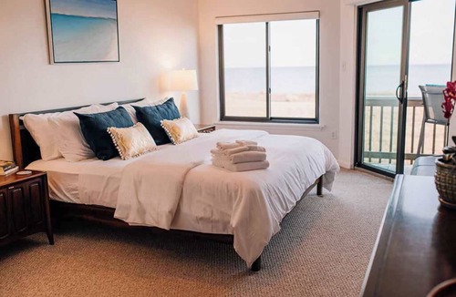 Windmill Point Apartment | Artist Windmill Pt Condo Sunset Pool Relaxation