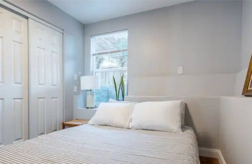 West Alameda Apartment | Artistic and Cozy 2BD-2BTH with Laundry in Historic Alameda