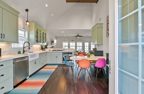 Dickinson House | Artistic & Charming 2-bedroom house on quiet lake near NASA and Galveston