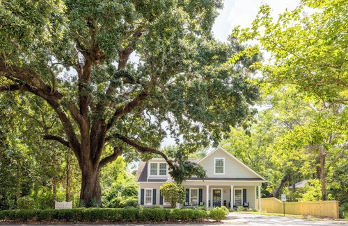 Ocean Springs House | Artistic Downtown Ocean Springs Retreat. Hot Tub, Speakeasy Game Room, Fire Pit, Golf Cart Rental, Walk to Beach