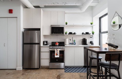 Uptown Apartment | Artistic Loft Rooftop | 13 mins DT | 4 mins Lake