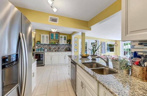 East Naples House | Artistic Tropical Paradise 5 minutes to downtown and the beach.