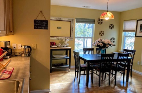 Savannah Apartment | Artist’s Retreat-Pet Friendly-Minutes to Historic Savannah & Tybee-2BR/1BA-Quiet