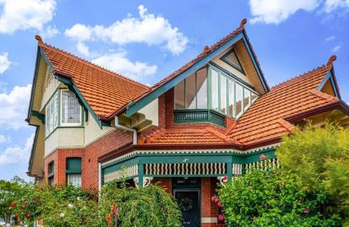 Albert Park Apartment | Artos Stays-Modernised Victorian Masterpiece with City View Sunroom!