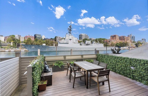 Woolloomooloo Apartment | Artsy Boho Den in Iconic Fingerwharf, Woolloomoolo
