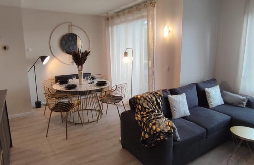 Saint-Priest Apartment | Arty Appart - Eurexpo - Clim - Parking box privé - Balcon - Sauna en option