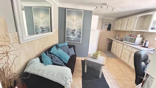 Greater Johannesburg Metropolitan Area Apartment | Artzys private Flatlet 1km to Olivedale Clinic