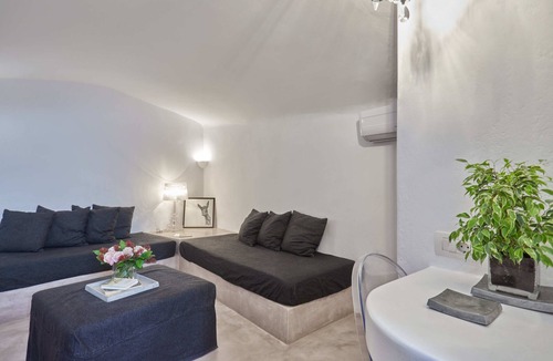 Akrotiri House | Arvanitis Cave Village