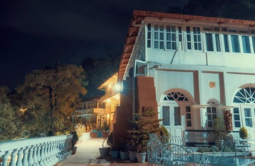 The Mall Road Apartment | Arvelia Colonial Manor - Luxe by Da Alohas