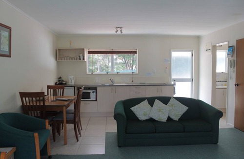 Haruru Hotel | Ash Grove Boutique Motel