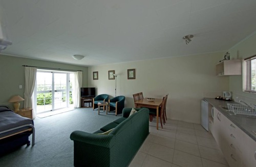 Haruru Hotel | Ash Grove Boutique Motel