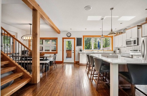 South Cambie Cabin | Ash & Iron | Lake | Hot Tub | Fire Pit | Gym | Yard