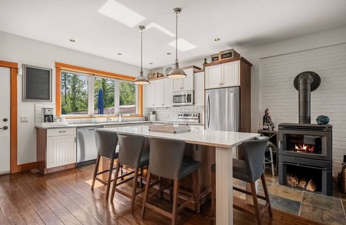 South Cambie Cabin | Ash & Iron | Lake | Hot Tub | Fire Pit | Gym | Yard