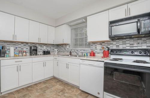 West Chester House | Ashwood Arbor 6 bed 3 bath sleeps 13