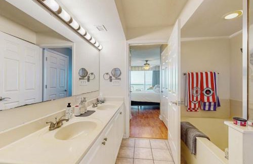 Ocean Drive Apartment | Ashworth 902