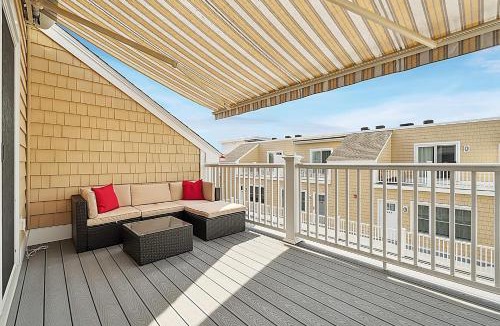 Hampton House | Ashworth Escape Balcony Steps to Beach AC