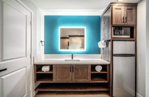 Bellflower Hotel | Aspire Inn Studios & Spas