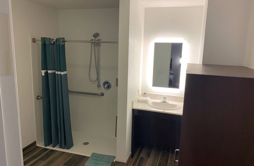Mission Hills Hotel | Assessable Studio equipped kitchen, Queen bed + Full sofa-bed. Walk to Old Town