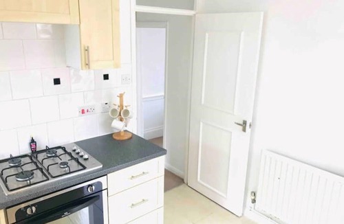 Maidenhead Apartment | Aston Henry James Cosy studio 15 mins walk to town centre Reading.