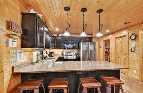 Copperhill Cabin | Astounding River View - Peaceful Seclusion, Hot Tub Soaks, Games & Fireside Sips