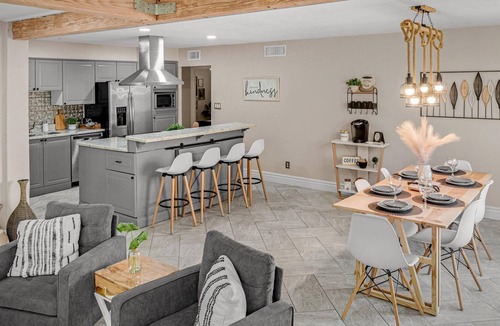Meyer Park House | ASU/Relaxed Desert Retreat | Ideal for weekly Stays & Remote Work, heated pool