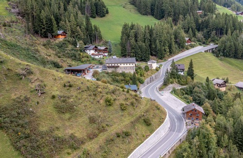 Heiligenblut House | Stunning private villa for 10 people with patio, pets allowed and panoramic view