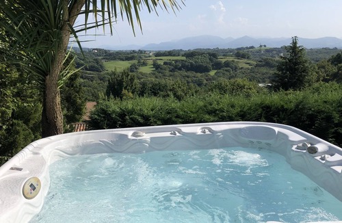 Saint-Pierre-d'Irube House | Atelier d'Artiste near Biarritz, 2-person spa, Pyrenees view