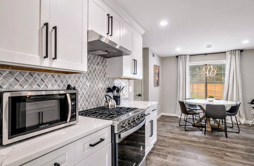 Riverdale House | ATH-SupCLN-4BR, MBR w/Sitting Area, Fenced (CLV)