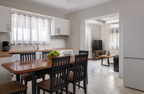 Kremasti Apartment | Athena PoolFront Suite