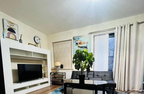 Thames House | Atom Large 4/5 Bed House, Balcony, Sleeps 13, Free Parking, East London