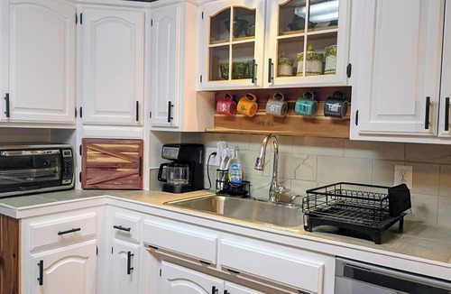 Russellville House | ATTENTION PROFESSIONAL TRAVELERSnLovely 3/2 home on big, wooded lot with spa tub