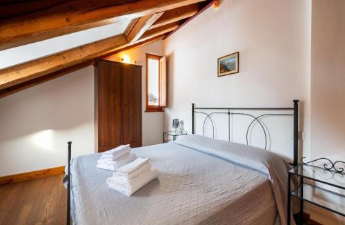 Prese-Montone Apartment | Attic historic building with air conditioning