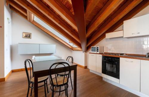 Prese-Montone Apartment | Attic historic building with air conditioning
