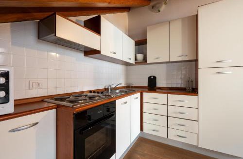 Prese-Montone Apartment | Attic historic building with air conditioning