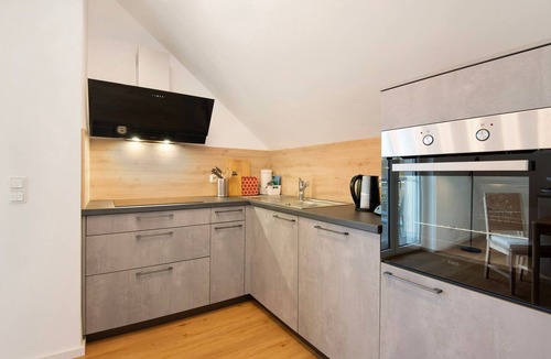 Tegernheim Apartment | Attic Studio on the Danube Cycle Path with Mountain View, Balcony, and Wi-Fi