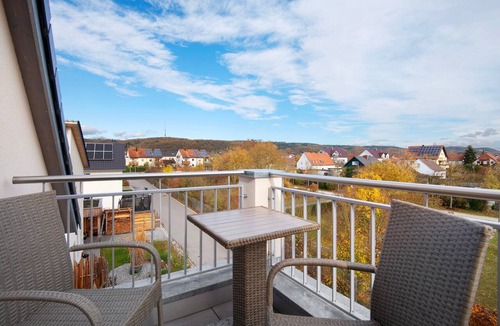 Tegernheim Apartment | Attic Studio on the Danube Cycle Path with Mountain View, Balcony, and Wi-Fi