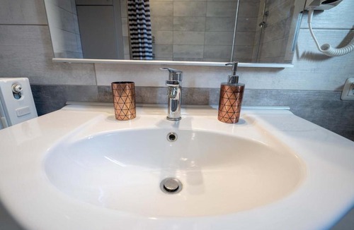 Agios Panteleimonas Apartment | Attiki Haven - 4BR Stay - Steps from Metro by ΜΡS