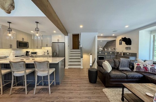 Bartlett Villa | Attitash Heights | Ski in/out Getaway with Pool