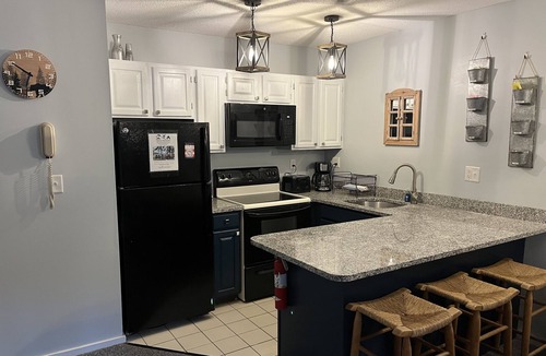 Bartlett Condo | Attitash Mountain Resort Condo- 3 Floors, Sleeps 12- Story Land, Ski, Shop, Golf