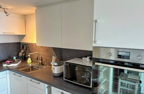 Susello Apartment | Attractive 3½ room apartment with 2 balconies, pool and dream lake view