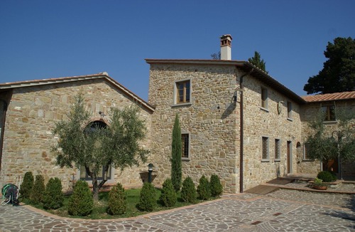 Montecarelli House | Attractive apartment in farmhouse with pool in beautiful surroundings