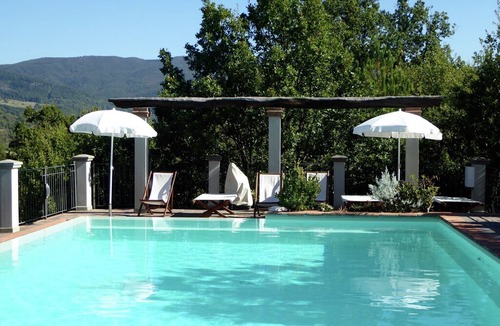 Montecarelli House | Attractive apartment in farmhouse with pool in beautiful surroundings