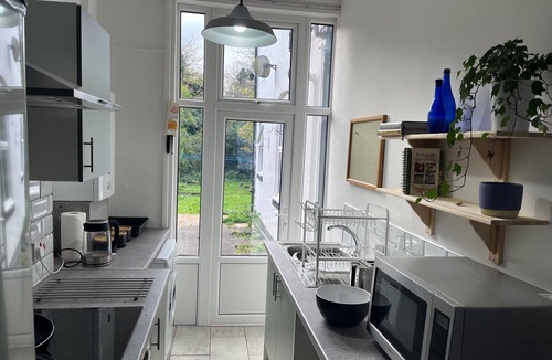 Edgbaston Apartment | Attractive Spacious Self Contained Apartment 2.8 Miles from Birmingham City Cen