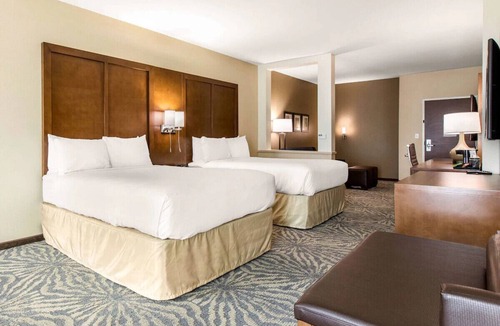 Austin Hotel | ATX Adventure Base: Double Queen Suite w/Breakfast & Pool