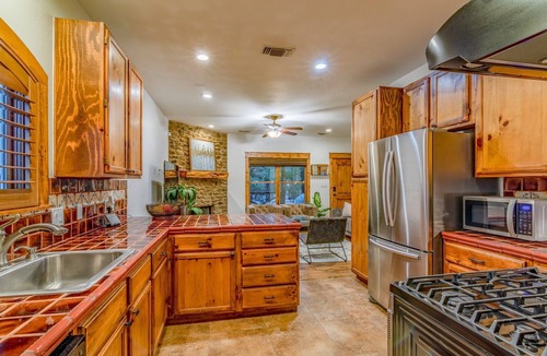 Austin House | ATX Hideaway - Heated Pool/Jacuzzi/Firepit/Sleep 14