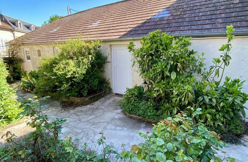 Montbard House | Atypical cocoon & greenery in the heart of Old Montbard