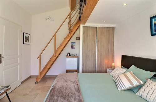Roquevaire Bed & Breakfast | Au temps des secrets bed and breakfast Roquevaire in Provence at the foot of the Garlaban mountains