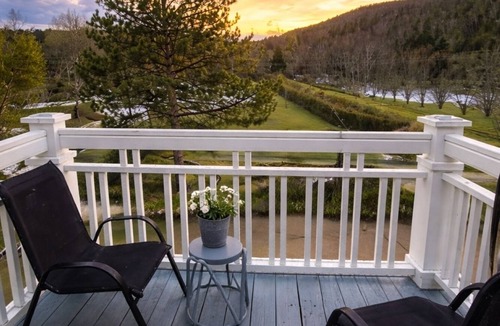 Saint-Joseph-de-la-Rive Hotel | Auberge Beauséjour